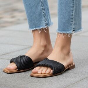 3/25$(Mix) NWT Steve Madden Black Slide Sandals, Size 6